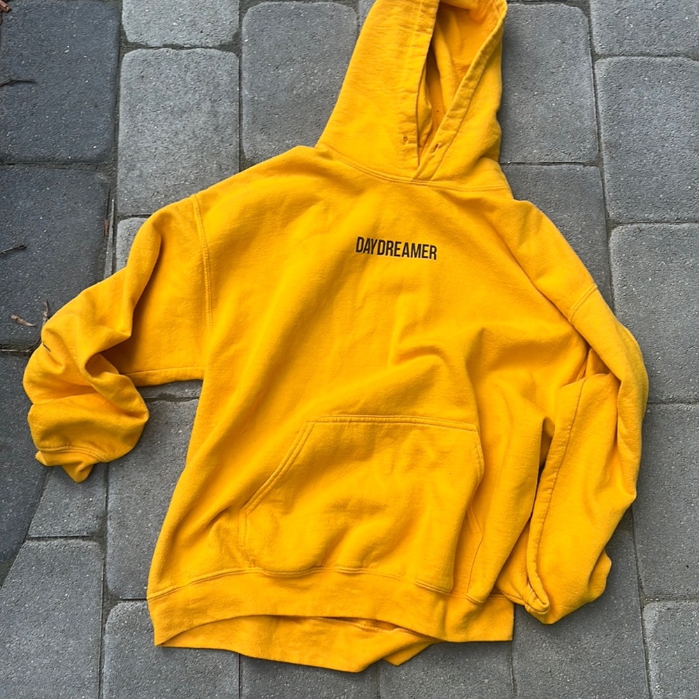 Yellow/orange sweatshirt with the writing “daydreamer” 5 for shipping